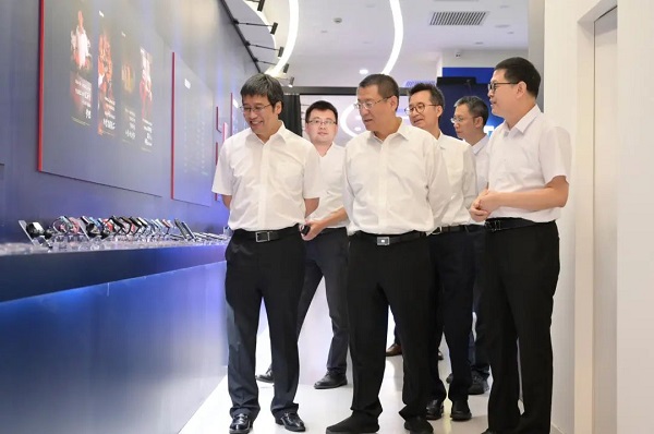 李滨董事长一行参观尊龙凯时展锐2022上半年成果展.jpg